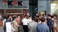 Saat tiba di dalam gedung KPK, tepuk tangan dari pegawai KPK langsung menyambut Endar. Mereka secara bergantian menyalami Endar.