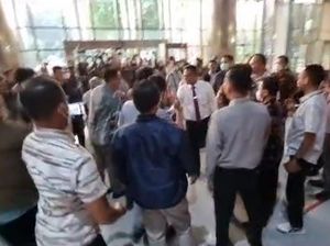 Momen Brigjen Endar Datangi KPK Disambut Tepuk Tangan Pegawai