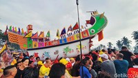 Kapal tongkang saat diarak warga sejauh 1 Km dari Klenteng Ing Hok Kiong menuju lokasi pembakaran. 