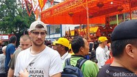 Sejumlah wisatawan asing hadir di perayaan Bakar Tongkang. 