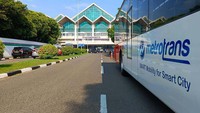 Selama uji coba, layanan Transjakarta rute Kalideres-Bandara Soekarno-Hatta dioperasikan setiap hari pada pukul 06.00-09.00 WIB dan 18.00-21.00 WIB.  