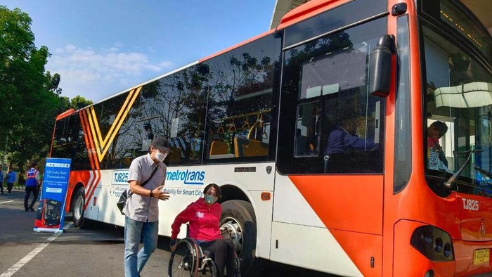 TransJakarta memulai uji coba rute Kalideres-Bandara Soekarno-Hatta. Tarifnya masih Rp 0.