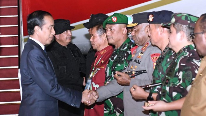 Presiden Jokowi bersama rombongan tiba di Bandara Sentani, Jayapura, Papua, sekitar pukul 18.37 WIT. Tampak menyambut kedatangan Kepala Negara adalah Menteri Dalam Negeri Tito Karnavian, Kepala BIN Jenderal Polisi (Purn) Budi Gunawan, Plh. Gubernur Papua Ridwan Rumasukun, Pangkogabwilhan III Letjen TNI Agus Suhardi, Pangdam XVII/Cendrawasih Mayjen TNI Izak Pangemanan, Kapolda Papua Irjen Mathius D. Fakhiri, Pangkoarmada III Laksamana Muda Rachmad Jayadi, dan Pangkoops AU III Marsekal Muda TNI Donald Kasenda.