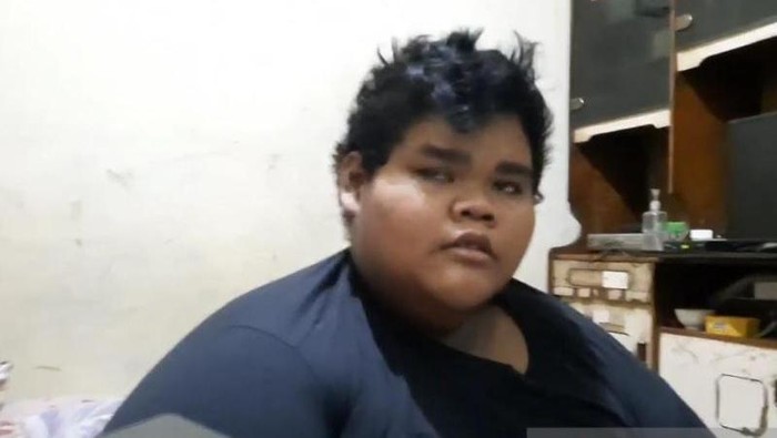 Pria di Jaktim mengidap obesitas hingga berat badannya mencapai 200 kg. Kondisi itu membuatnya tak bisa berbaring dan duduk di dalam rumahnya. (ANTARA/Syaiful Hakim)