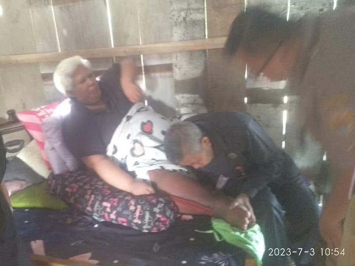 Proses evakuasi pria berbobot 200 kg di Grobogan, Jawa Tengah, Rabu (5/7/2023).