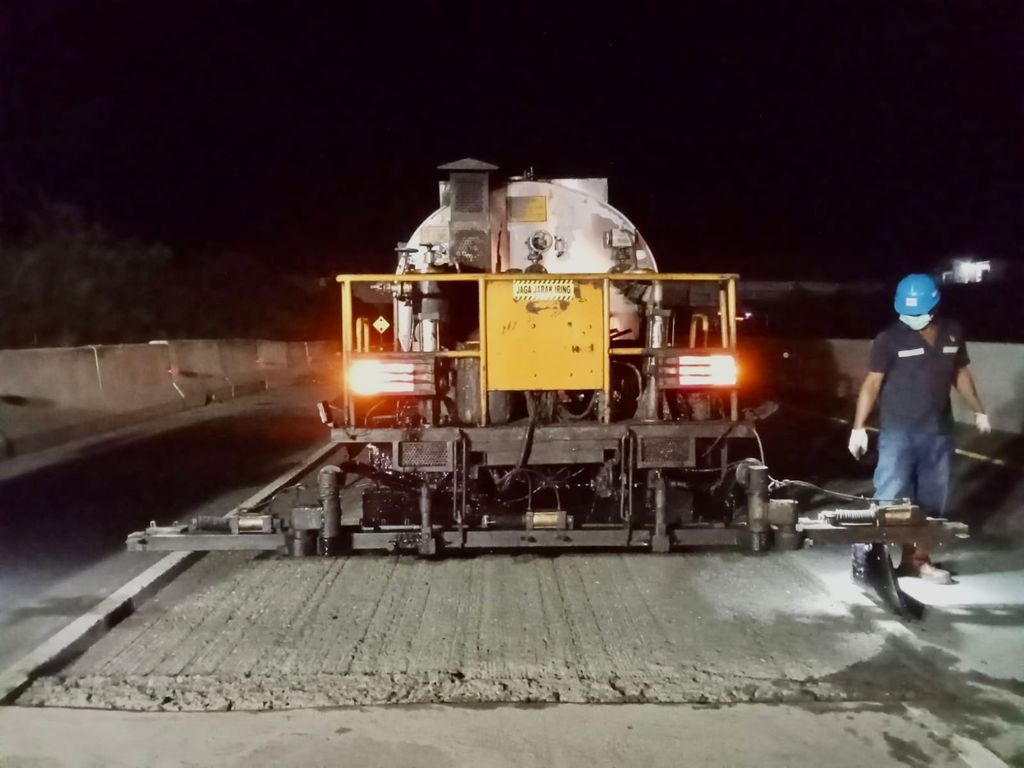 PT Hutama Karya (Persero) (Hutama Karya) mengutus Tim Zero Pothole untuk secara rutin melakukan inspeksi dan pemeliharaan di Jalan Tol Pekanbaru–Dumai.