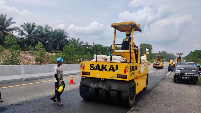 PT Hutama Karya (Persero) (Hutama Karya) mengutus Tim Zero Pothole untuk secara rutin melakukan inspeksi dan pemeliharaan di Jalan Tol Pekanbaru–Dumai.