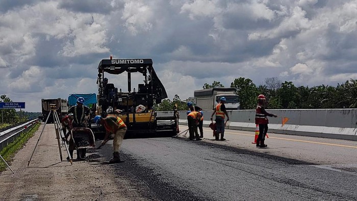 PT Hutama Karya (Persero) (Hutama Karya) mengutus Tim Zero Pothole untuk secara rutin melakukan inspeksi dan pemeliharaan di Jalan Tol Pekanbaru–Dumai.