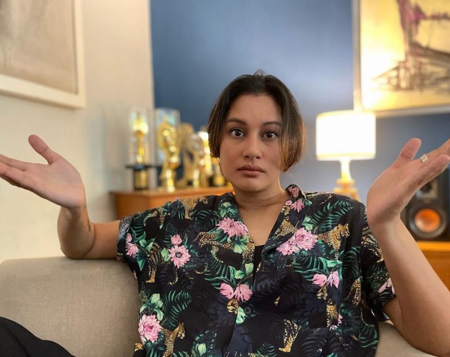 Pernikahan Raihaanun dan Teddy Soeriaatmadja terbilang jauh dari gosip. Maka ketika kabar perceraian keduanya terungkap, publik pun dibuat kaget. Perceraian diduga karena sang aktris berselingkuh, mengidap bipolar dan kecanduan alkohol. Foto: Instagram/@raihaanun