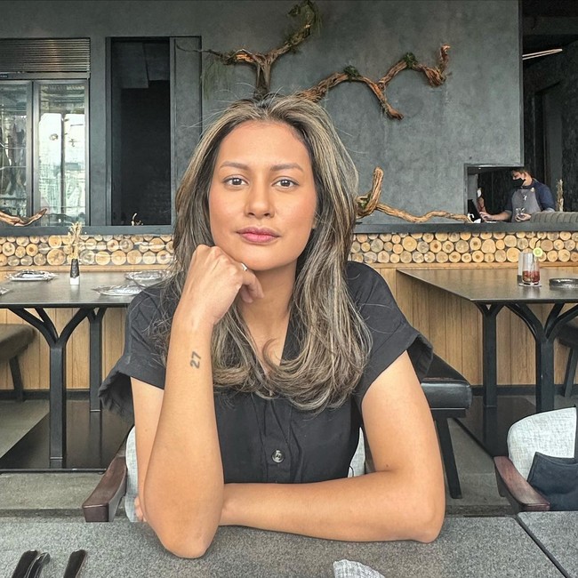 Raihaanun dan Teddy menikah pada 2007 setelah terlibat cinta lokasi saat keduanya bekerja dalam proyek film ‘Badai Pasti Berlalu’, di mana Raihaanun menjadi pemeran utama wanita, dan Teddy sebagai sutradara. Foto: Instagram/@raihaanun