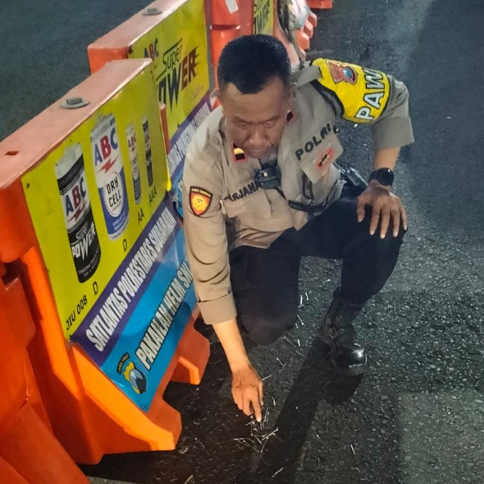 Ranjau paku di Surabaya