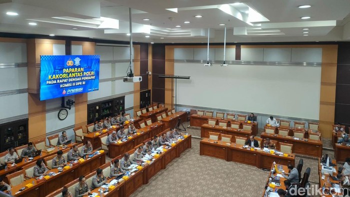 Rapat Komisi III DPR bersama Korlantas Polri.