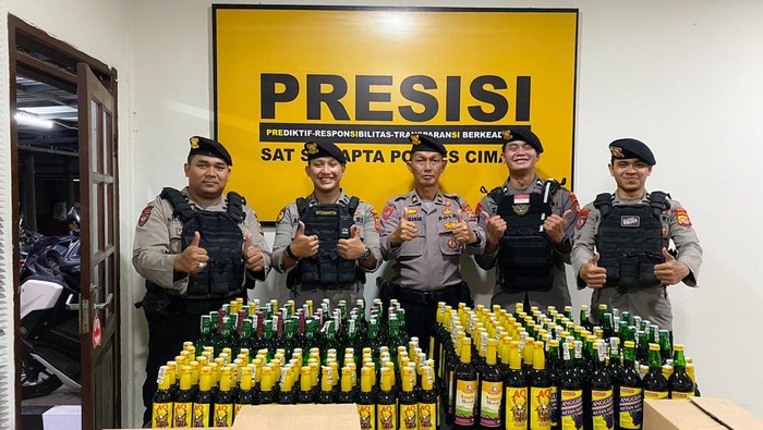 Ratusan Botol Miras Ilegal Disita Dari Warung Kelontong di Cimahi