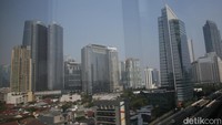 Dari sisi belanja, pemerintah telah menghabiskan Rp 1.005 triliun sampai Mei 2023. Realisasi itu merupakan 32,8% dari total belanja di tahun ini dan naik 7,1% secara yoy.  