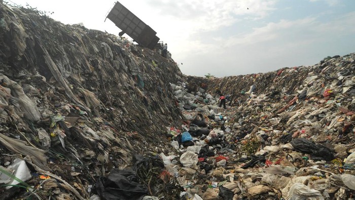 Pemulung memilah sampah plastik di tempat pembuangan akhir (TPA) Air Sebakul di Kota Bengkulu, Provinsi Bengkulu, Selsa (4/7/2023). Pemerintah Kota setempat berencana memperluas TPA Air Sebakul dengan menyiapkan lahan seluas 5 hektare dengan anggaran Rp5 Miliar. ANTARA FOTO/Muhammad Izfaldi/tom.