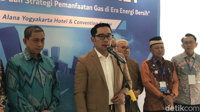Gubernur Jawa Barat, Ridwan Kamil usai menghadiri acara Asosiasi Daerah Penghasil Migas dan Energi Terbarukan (ADPMET) di Sleman, DIY, Rabu (5/7/2023).