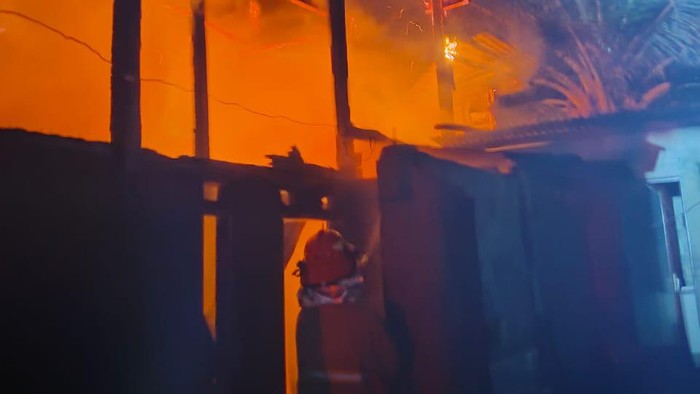 Rumah milik kepala Desa Lauwo di Kabupaten Luwu Timur (Luwu Timur), Sulawesi Selatan (Sulsel) ludes terbakar.
