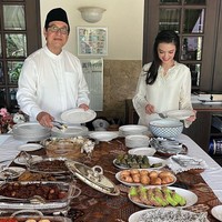 Biasanya, Raline menjamu tamu dengan makanan tradisional di teras rumahnya yang teduh. Suasana terasa lebih hangat dan santai. (Foto: Instagram/@ralineshah)