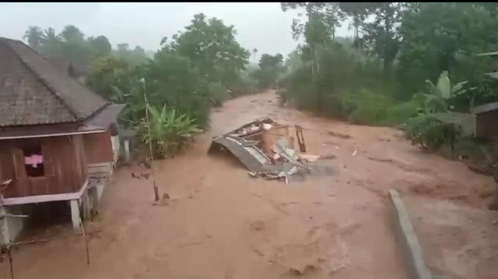 Rumah warga hanyut di diterjang banjir di OKU Selatan. (Foto: Istimewa)