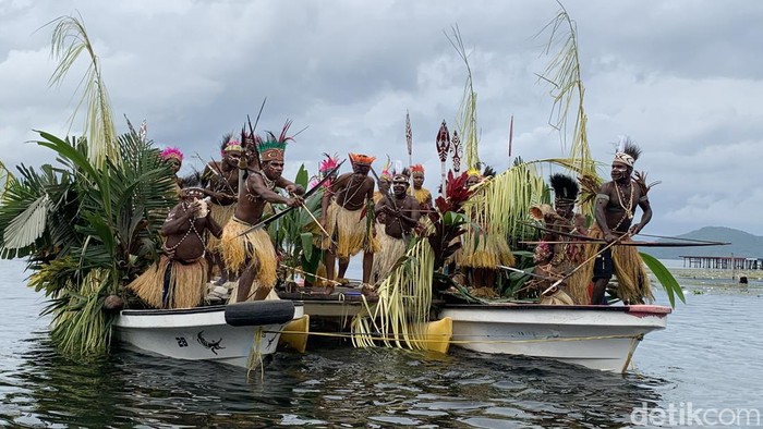 Salah satu kampung yang menampilkan tarian perahu di Festival Danau Sentani 2023.