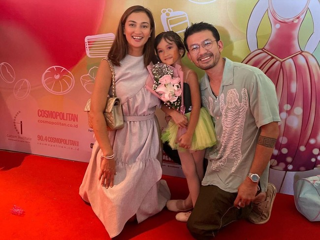 Atiqah Hasiholan dipersunting aktor Rio Dewanto pada 24 Agustus 2013. Rio yang enam tahun lebih muda, kini menjadi ayah dari putri semata wayang mereka. Foto: Instagram @riodewanto dan @atiqahhasiholan