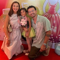 Atiqah Hasiholan dipersunting aktor Rio Dewanto pada 24 Agustus 2013. Rio yang enam tahun lebih muda, kini menjadi ayah dari putri semata wayang mereka. Foto: Instagram @riodewanto dan @atiqahhasiholan