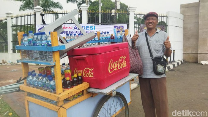 Sardoyo, pedagang minuman keliling