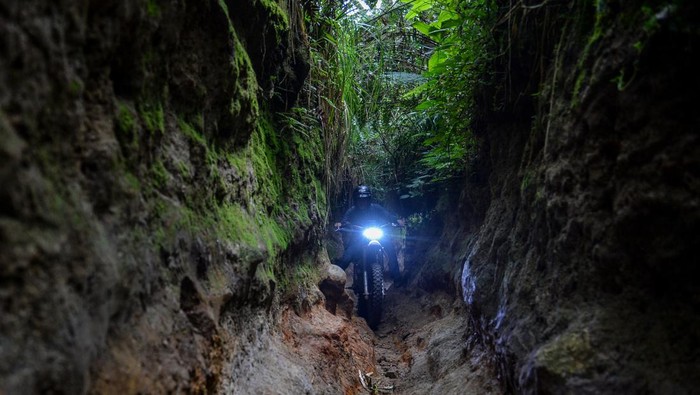 Sempat Ditutup, Wisata Trabas Cikole Kini Jalani Uji Coba Wisatawan menggunakan motor trail memasuki hutan pinus di Cikole, Kabupaten Bandung Barat, Jawa Barat, Rabu (5/7/2023). Perum Perhutani melakukan uji coba pembukaan kembali jalur wisata trabas di Cikole setelah sempat ditutup imbas dari kejadian pengendara trail yang merusak kawasan konservasi rumput rawa di Ranca Upas, Kabupaten Bandung beberapa waktu lalu. ANTARA FOTO/Raisan Al Farisi/foc.