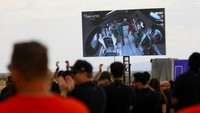 Ada empat penumpang dalam perjalanan yang membuka sejarah itu. Mereka adalah Walter Villadei dan Angelo Landolfi dari Angkatan Udara Italia, Pantaleone Carlucci dari Dewan Riset Nasional Italia, dan instruktur astronaut Virgin Galactic Colin Bennet. Pilot dalam penerbangan Virgin Galactic 01 itu adalah Nicola Pecile dan Mike Masucci. Traveler itu pun mendapatkan pengalaman serupa astronaut melayang-layang di kabin pesawat. REUTERS/Jose Luis Gonzalez