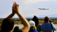 Melalui misi penerbangan Virgin Galactic 01, sebanyak empat penumpang mengangkasa ke ruang suborbital. Dengan sukses itu Virgin Galactic menyabet predikat pionir wisata luar angkasa komersial. REUTERS/Jose Luis Gonzalez