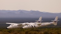Virgin Galactic menerbangkan pesawat khusus SpaceShipTwo VSS Unity dalam perjalanan wisata itu. SpaceShiptwo VSS Unity diangkut oleh pesawat induk, VSS Unity, yang terbang dari Spaceport America, New Mexico, Amerika Serikat, pada 29 Juni 2023. REUTERS/Jose Luis Gonzalez  