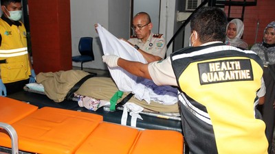 Foto-foto Evakuasi Jenazah Haji yang Meninggal saat Penerbangan Jeddah-Jakarta