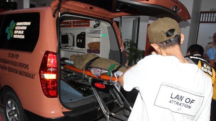 Petugas Kantor Kesehatan Pelabuhan (KKP) Bandara Soekarno Hatta melakukan evakuasi jenazah seorang haji yang meninggal dunia setibanya dari Jeddah, Arab Saudi di Bandara Soekarno Hatta, Tangerang, Banten, Selasa (4/7/2023). Haji bernama Siti binti Tangue (57) asal Jakarta Pondok Gede dari kloter empat meninggal dunia saat penerbangan dari Jeddah menuju Jakarta. ANTARA FOTO/Muhammad Iqbal/tom.