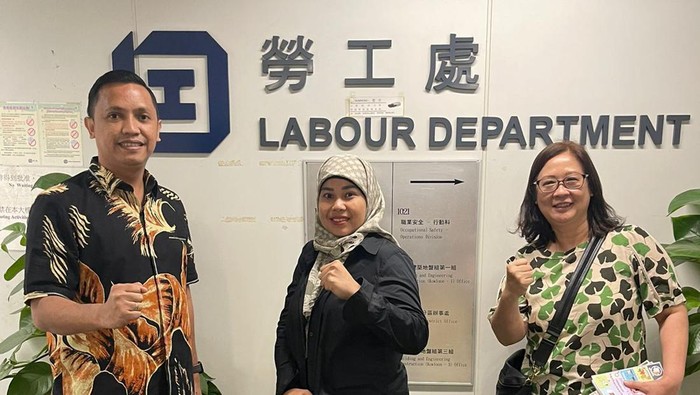 Seorang pekerja migran Indonesia (PMI) di Hongkong, Nur Fatimah, sedang menuntut haknya di Pengadilan Perburuhan Hongkong karena diduga diputus kontrak sepihak. Dalam sidang hari ini, Nur Fatimah didampingi pengacara Ronny Talapessy. (dok Istimewa)