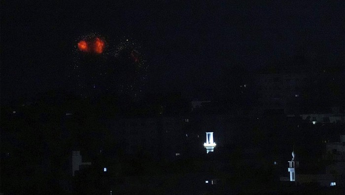 Serangan Udara Israel di Gaza Militer Israel mendeteksi sedikitnya lima roket ditembakkan dari Jalur Gaza ke wilayahnya, saat pasukannya ditarik mundur dari Jenin, Tepi Barat, Rabu (5/7/2023). Rentetan serangan roket itu diklaim berhasil dicegat oleh sistem pertahanan udara Israel, dengan serangan balasan dilancarkan ke Jalur Gaza.