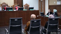 Terdakwa mantan Direktur Utama PT Ayodya Multi Sarana Kiagus Emil Fahmy Cornain (kiri) dan mantan Direktur Keuangan PT Asuransi Jasa Indonesia (Jasindo) Solihah (kanan) mengikuti sidang pembacaan putusan kasus dugaan gratifikasi PT Jasindo, di Pengadilan Tipikor, Jakarta, Rabu (5/7/2023). 