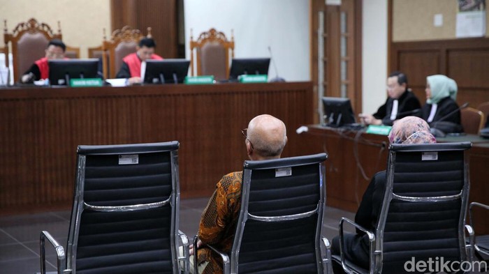 Sidang Putusan Kiagus Emil dan Solihah Ditunda Sidang putusan kasus dugaan gratifikasi PT Jasindo dengan terdakwa Kiagus Emil dan Solihah ditunda. Menundakan dilakukan karena hakim belum siap.