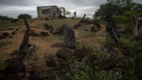 Pengunjung melintas di kompleks situs menhir Nagari Simawang, Tanah Datar, Sumatera Barat, Rabu (5/7/2023).