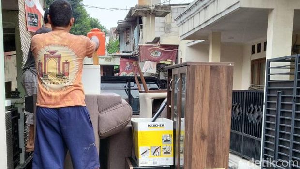 Sofa hingga lemari diduga terkait penipuan si kembar Rihana dan Rihani disita polisi.