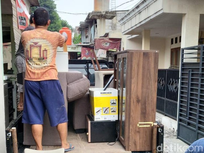 Sofa hingga lemari diduga terkait penipuan si kembar Rihana dan Rihani disita polisi.