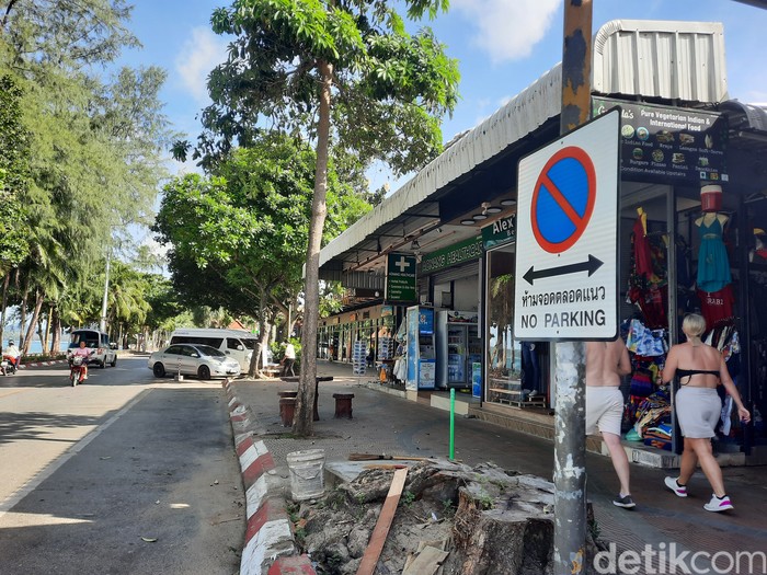 Suasana jalanan di Pantai Ao Nang, Krabi