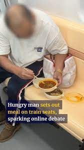 Sudah Ditegur, Penumpang Ini Tetap Asyik Gelar Rantang Makan di Kereta