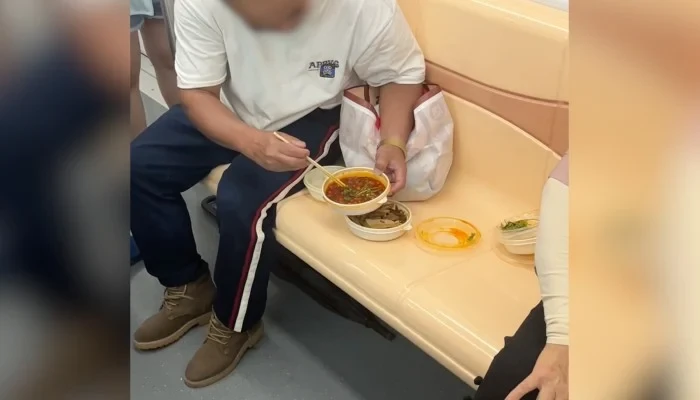 Sudah Ditegur, Penumpang Ini Tetap Asyik Gelar Rantang Makan di Kereta
