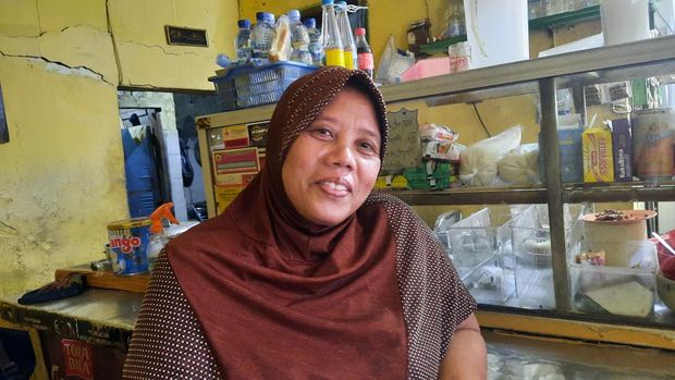 Sumiyati (48), warga yang berbagi cerita soal pekarangan rumahnya jadi parkiran gegara di JIS tak memadai