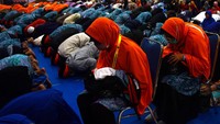 Sejumlah jemaah haji melakukan sujud syukur saat tiba di Wisma Haji Kota Madiun.