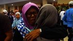 Tangis Bahagia Sambut Kedatangan Jemaah Haji di Madiun