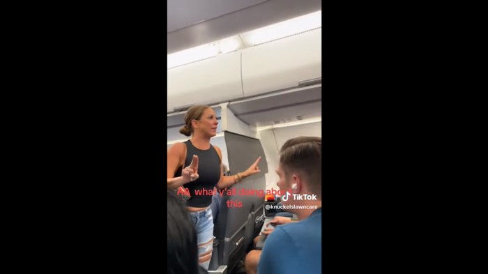 tangkapan layar wanita parno di pesawat.