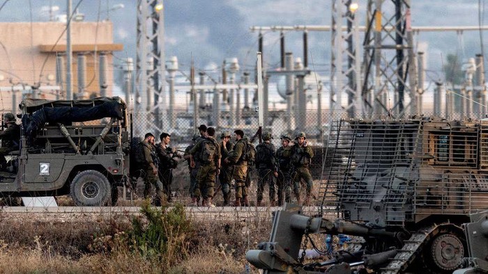 Israeli forces stand near a fence, as an Israeli military operation continues on Jenin refugee camp in the Israeli-occupied West Bank, July 4, 2023. REUTERS/Ronen Zvulun