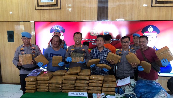 Tersangka dengan barang bukti yang diamankan oleh jajaran Tim Opsnal Mata Elang Satresnarkoba Polres Pariaman.