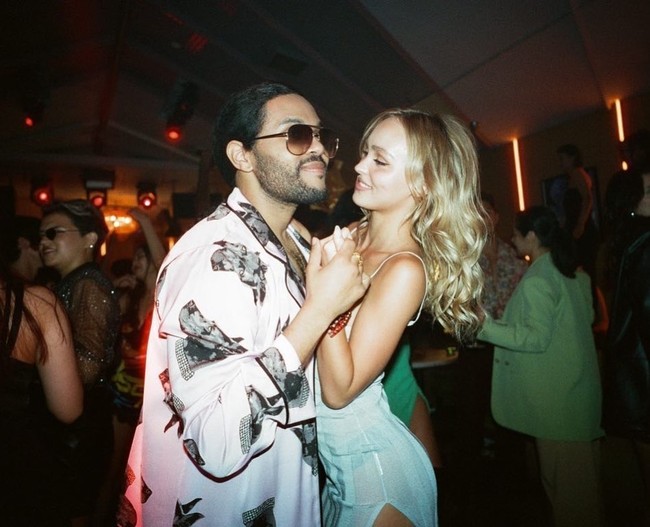 Lily-Rose Depp beralih ke Instagram untuk merayakan tuntasnya musim pertama serial The Idol yang kontroversial. Selagi berterima kasih kepada kru dan pemain, wanita tersebut juga mengunggah foto-foto perjalanan liarnya. Foto: Instagram Lily-Rose Depp